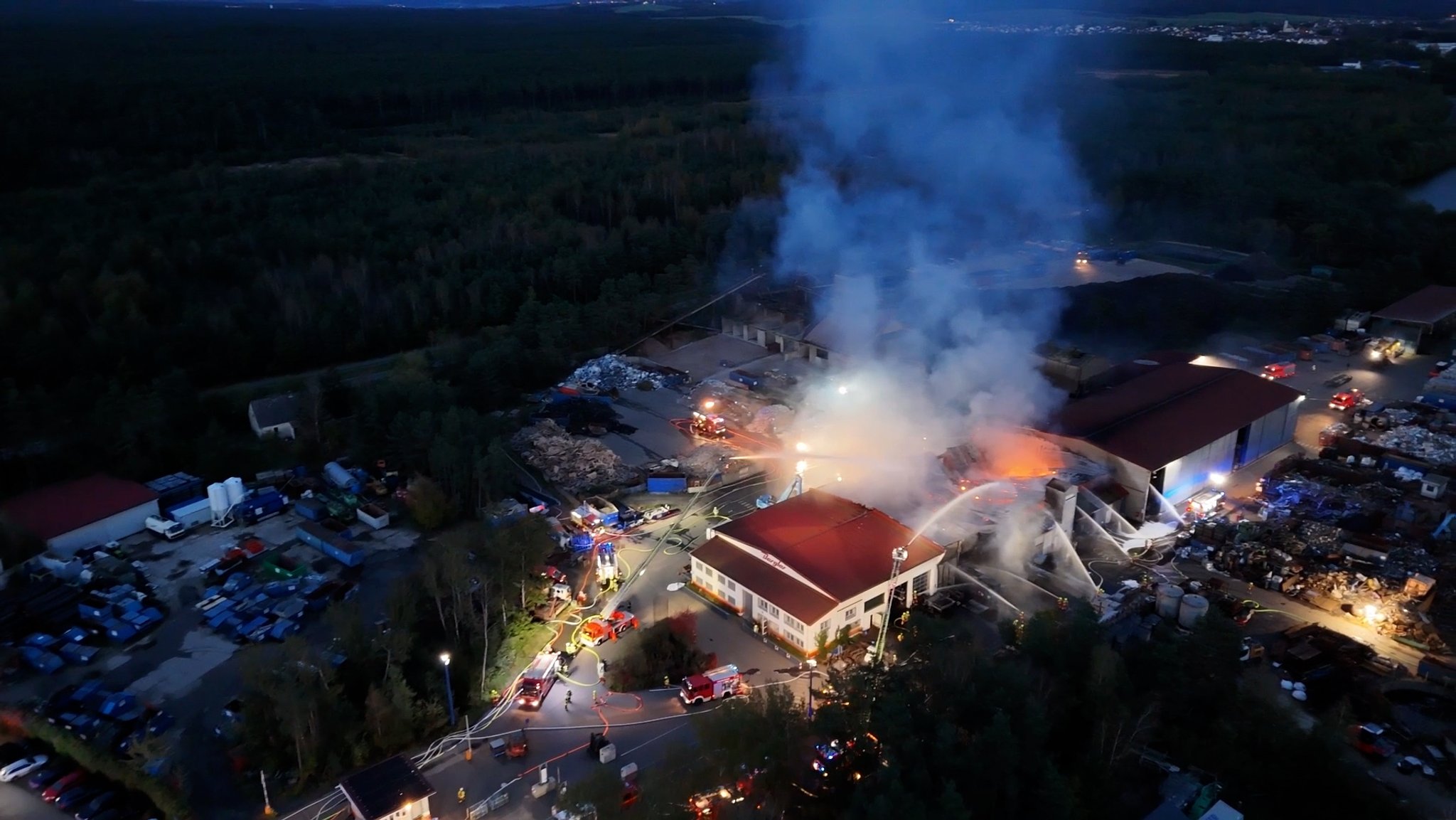 Großbrand im Landkreis Neustadt an der Waldnaab: In einer Abfall- und Recyclingfirma in Mantel ist am Sonntagabend ein Feuer ausgebrochen. Dichter Rauch stand über der Industriehalle. Dabei ist ein Millionenschaden entstanden.