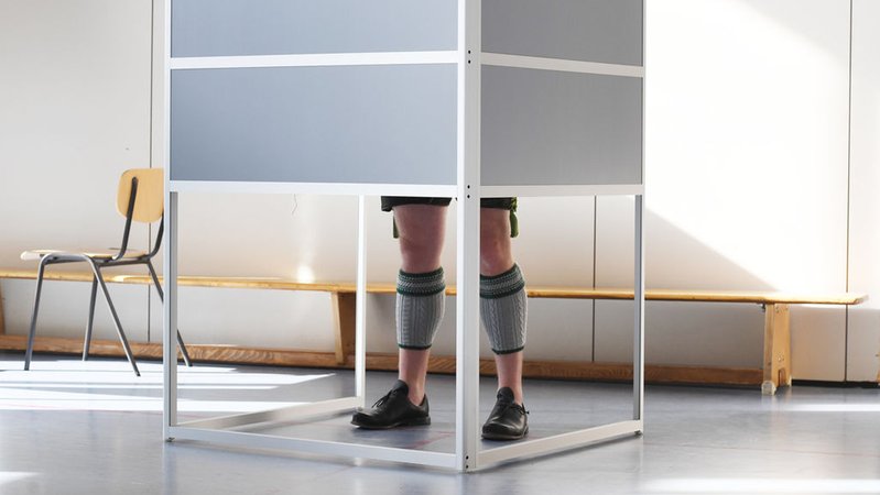 ARCHIV - 26.09.2021, Bayern, Garmisch-Partenkirchen: Ein Mann in bayerischer Tracht gibt seine Stimme für die Bundestagswahl 2021 in einem Wahllokal ab. | Bild: dpa-Bildfunk/Angelika Warmuth ARCHIV - 26.09.2021, Bayern, Garmisch-Partenkirchen: Ein Mann in bayerischer Tracht gibt seine Stimme für die Bundestagswahl 2021 in einem Wahllokal ab.