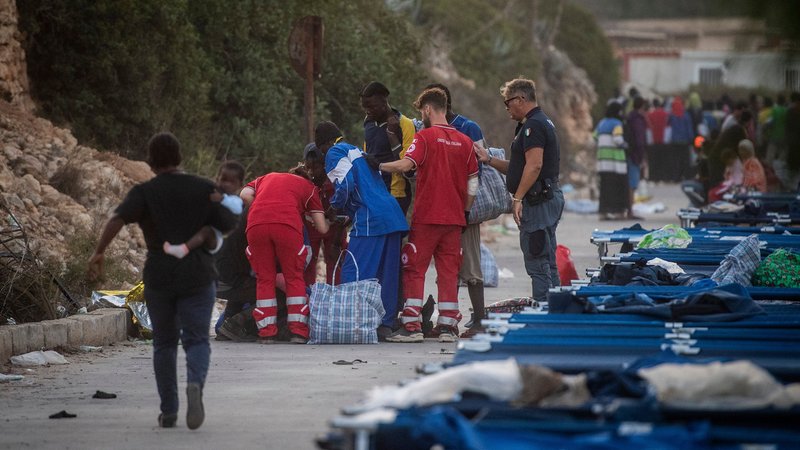 14.09.23: Migranten und Helfer auf der italienischen Insel Lampedusa.