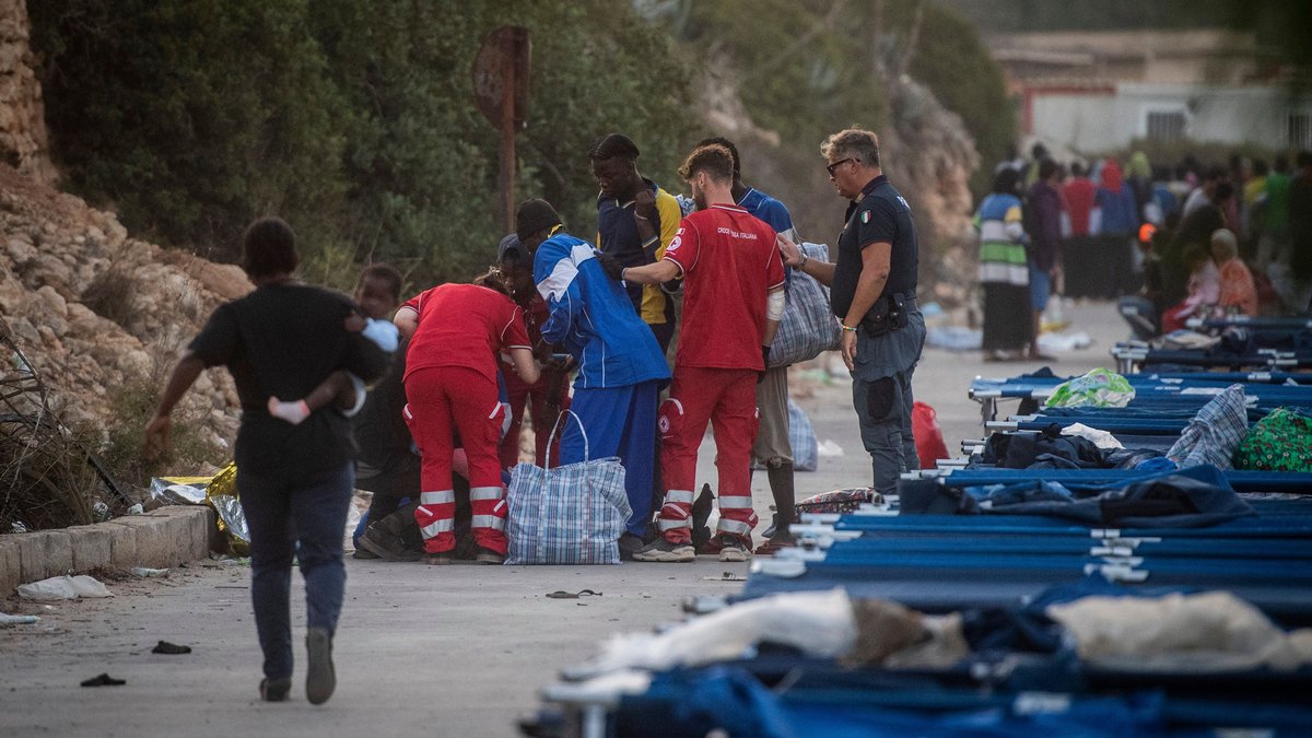 14.09.23: Migranten und Helfer auf der italienischen Insel Lampedusa.