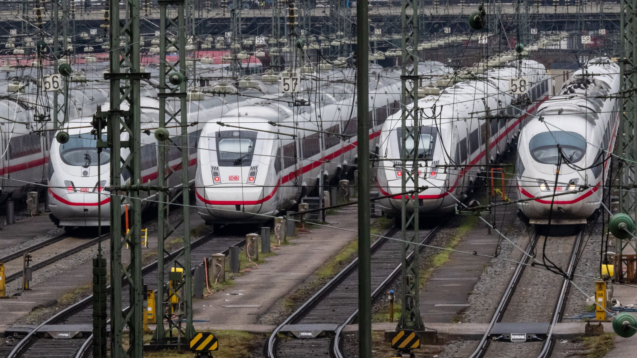 ARCHIV - 27.03.2023, Bayern, München: ICE-Züge stehen während eines Streiks außerhalb eines Hauptbahnhofs. (zu dpa: «Wie die Bahn besser werden soll - neuer «Infraplan»») Foto: Peter Kneffel/dpa +++ dpa-Bildfunk +++