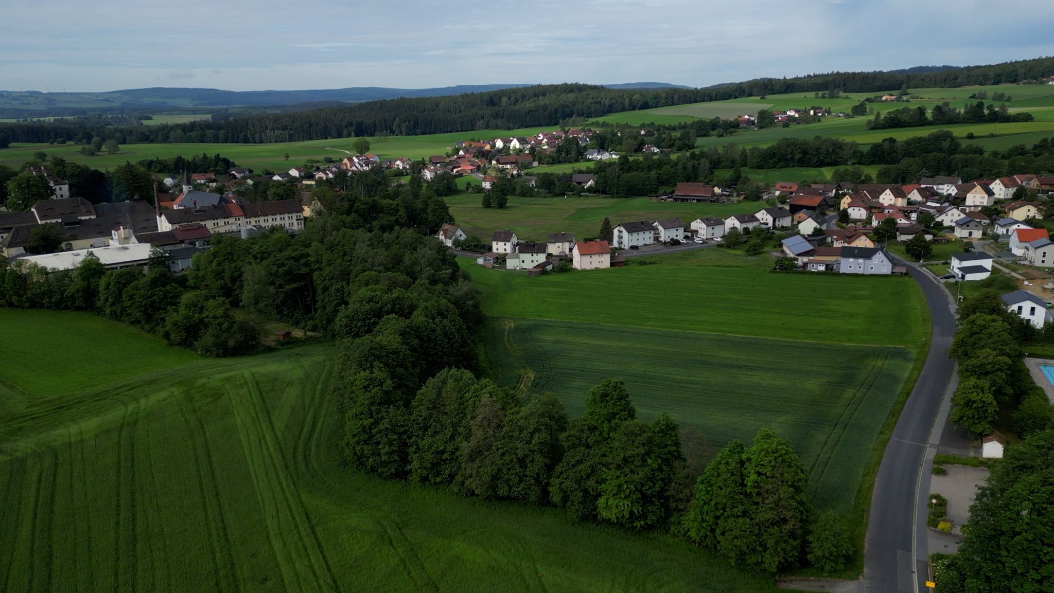 Das Naturerlebnisdorf Friedenfels von oben.