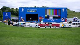 Arbeiter bauen im Olympiapark eine Bühne und eine Leinwand für die Fan-Zone auf.  | Bild:picture alliance/dpa | Sven Hoppe