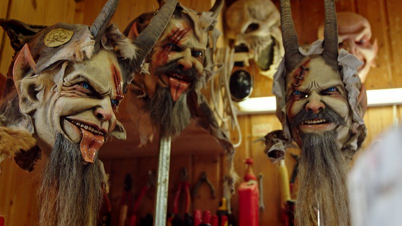 Masken mit fiesen Fratzen des Schnitzers Anton Waltl | Bild: BR Masken mit fiesen Fratzen des Schnitzers Anton Waltl
