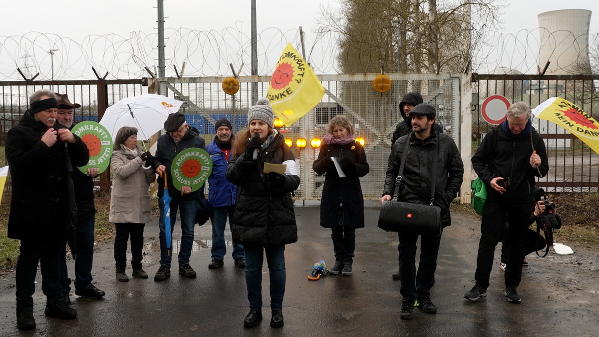 Protest gegen Atommülltransporte vor dem Tor des ehemaligen Kernkraftwerks in Grafenrheinfeld (Lkr. Schweinfurt)