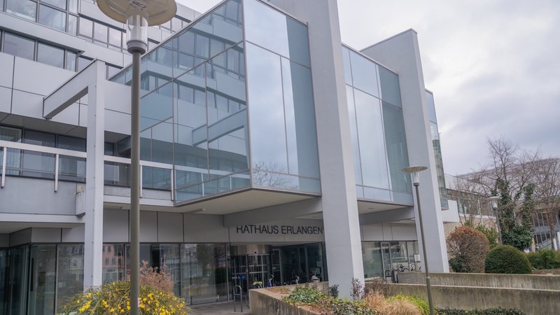 Symbolbild: Bei der Sitzung des Erlanger Stadtrates im Rathaus kam es zum Eklat. | Bild: BR / Leon Baatz Symbolbild: Bei der Sitzung des Erlanger Stadtrates im Rathaus kam es zum Eklat.