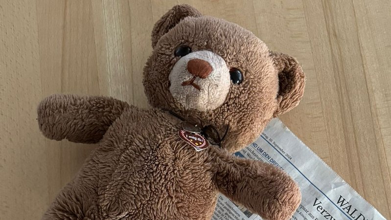 Überglücklich - der Teddybär wurde wieder gefunden. | Bild: Klaus Oberndorfer Überglücklich - der Teddybär wurde wieder gefunden.