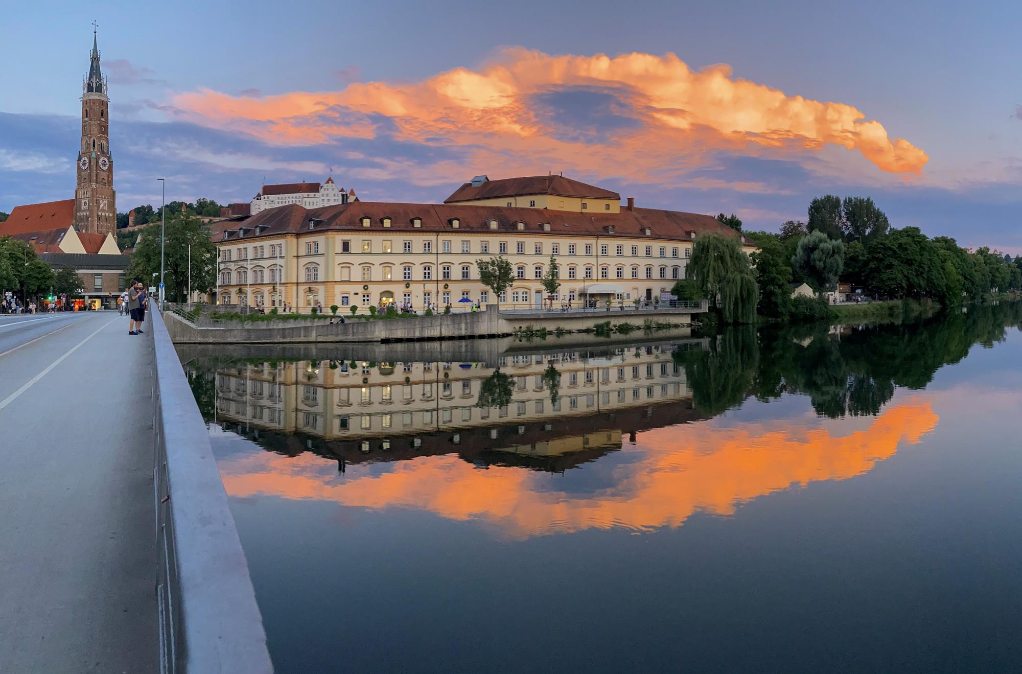 Der Bernlochner-Komplex in Landshut spiegelt sich in der Isar