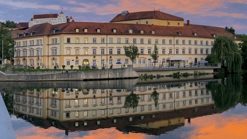 Der Bernlochner-Komplex in Landshut spiegelt sich in der Isar | Bild: Fotos Peter Litvai ©Landestheater Niederbayern Der Bernlochner-Komplex in Landshut spiegelt sich in der Isar