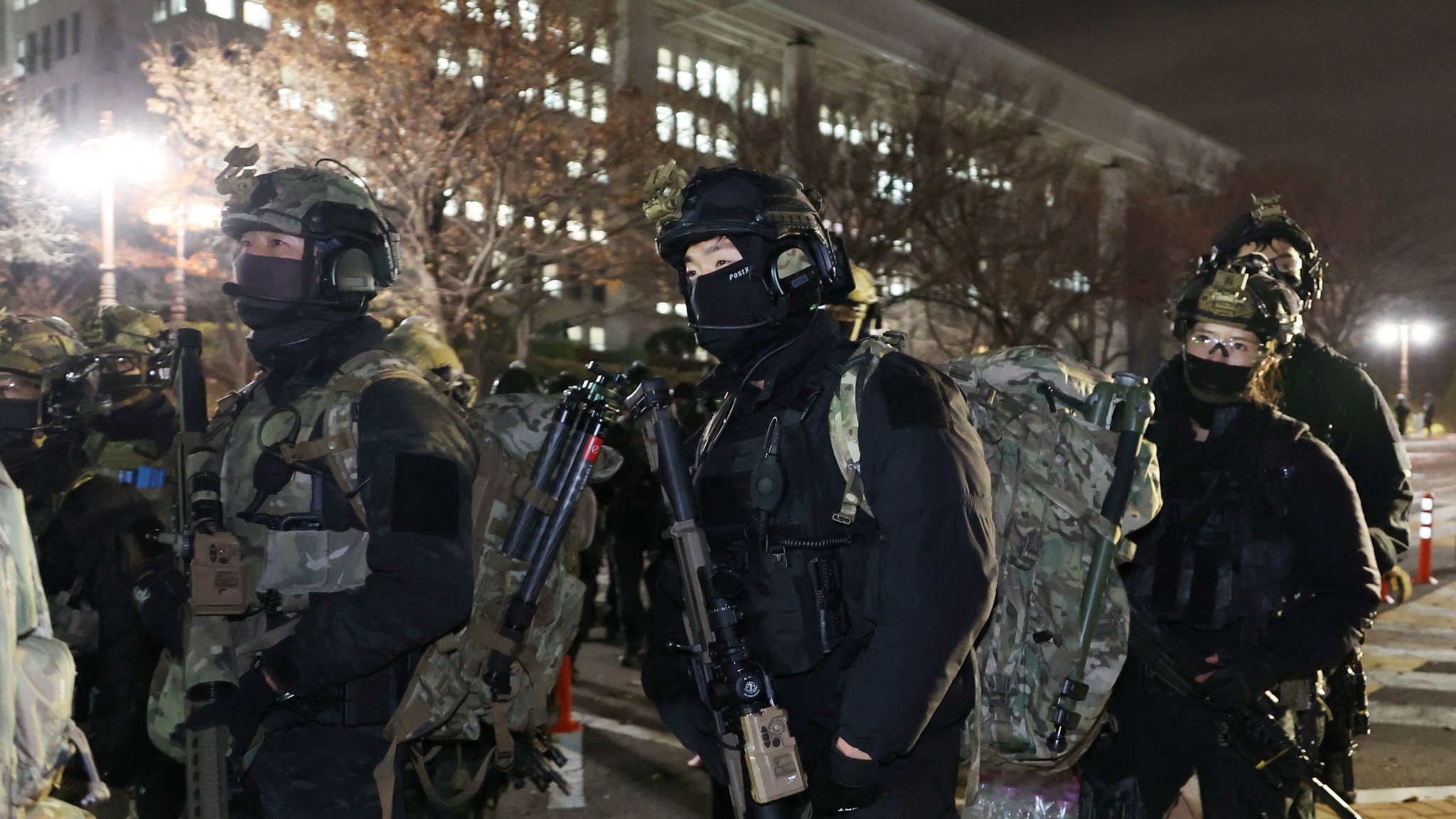 Soldaten verlassen das Parlament in Seoul