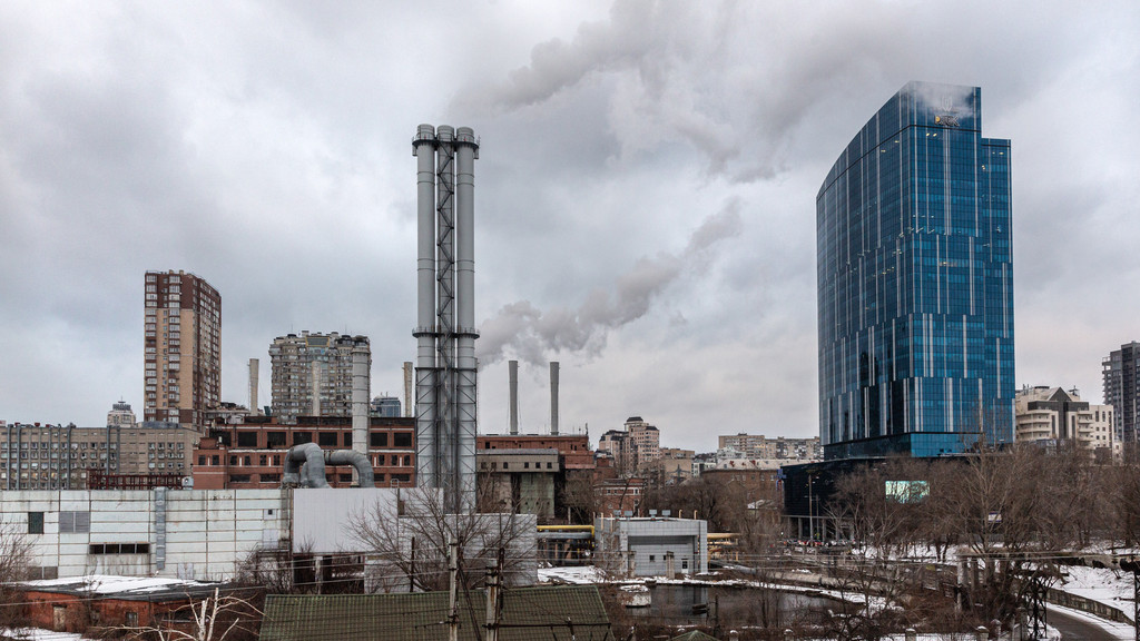 Bürogebäude und Heizkraftwerk in der ukrainischen Hauptstadt Kiew