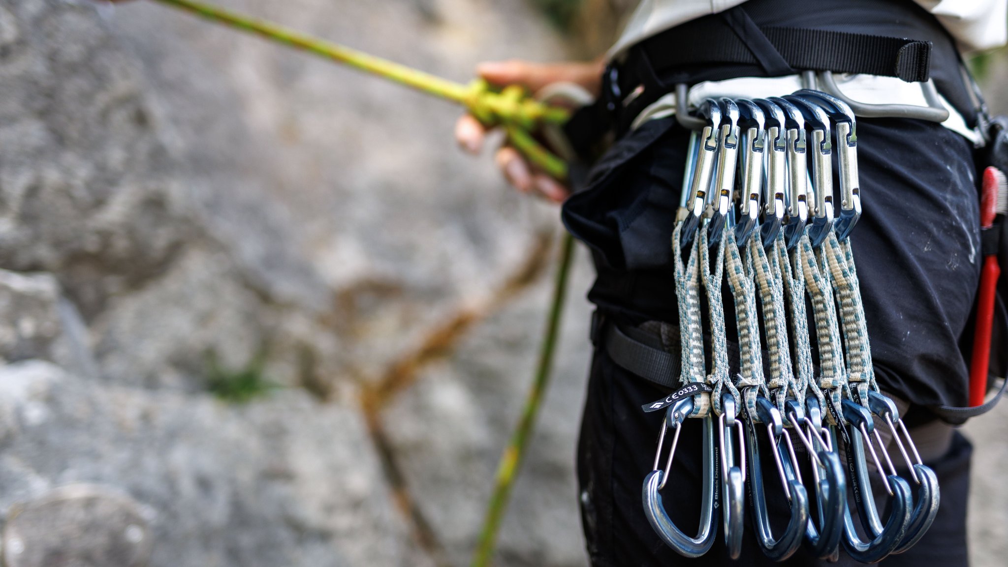 Ein Kletterer bindet sich in ein Seil ein, um daran am Fels zu klettern. | Bild: picture alliance / /photothek.de | Juliane Sonntag Ein Kletterer bindet sich in ein Seil ein, um daran am Fels zu klettern.
