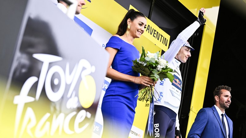 Florian Lipowitz bekommt das weiße Trikot der Tour de France. | Bild: picture alliance/dpa/Belga | Jasper Jacobs Florian Lipowitz bekommt das weiße Trikot der Tour de France.