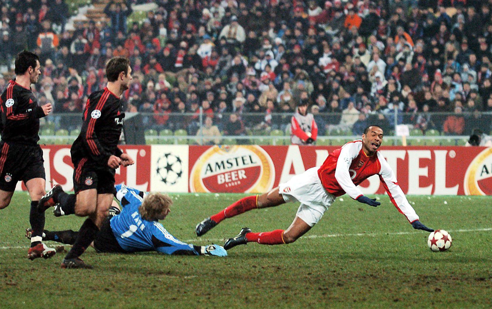 FC-Bayern-Torhüter Oliver Kahn (Nr. 1) im Duell mit Arsenals französischen Torjäger Thierry Henry (r.).