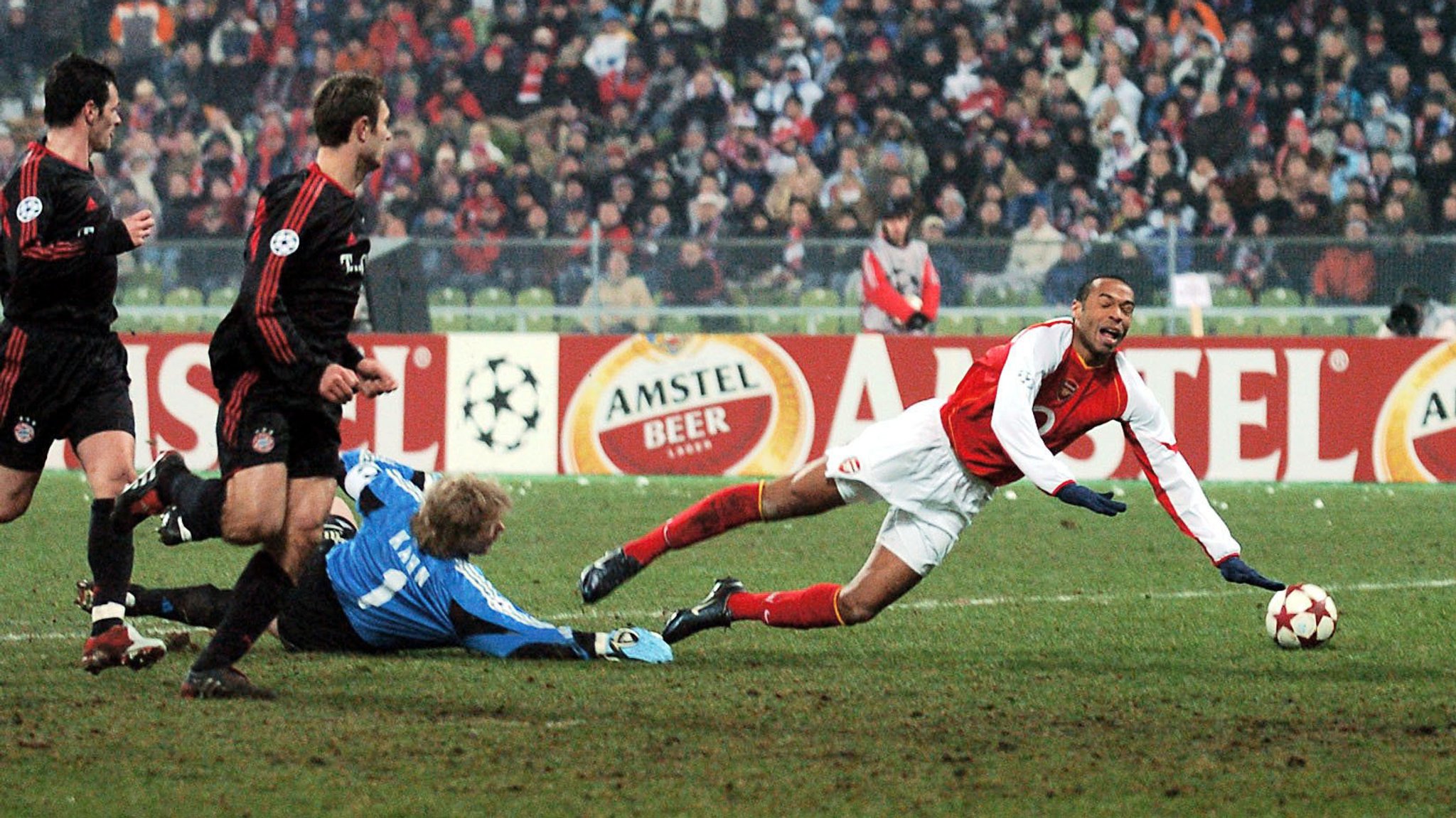 FC-Bayern-Torhüter Oliver Kahn (Nr. 1) im Duell mit Arsenals französischen Torjäger Thierry Henry (r.).