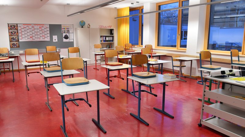 Leeres Klassenzimmer einer Grund -und Mittelschule in Germering