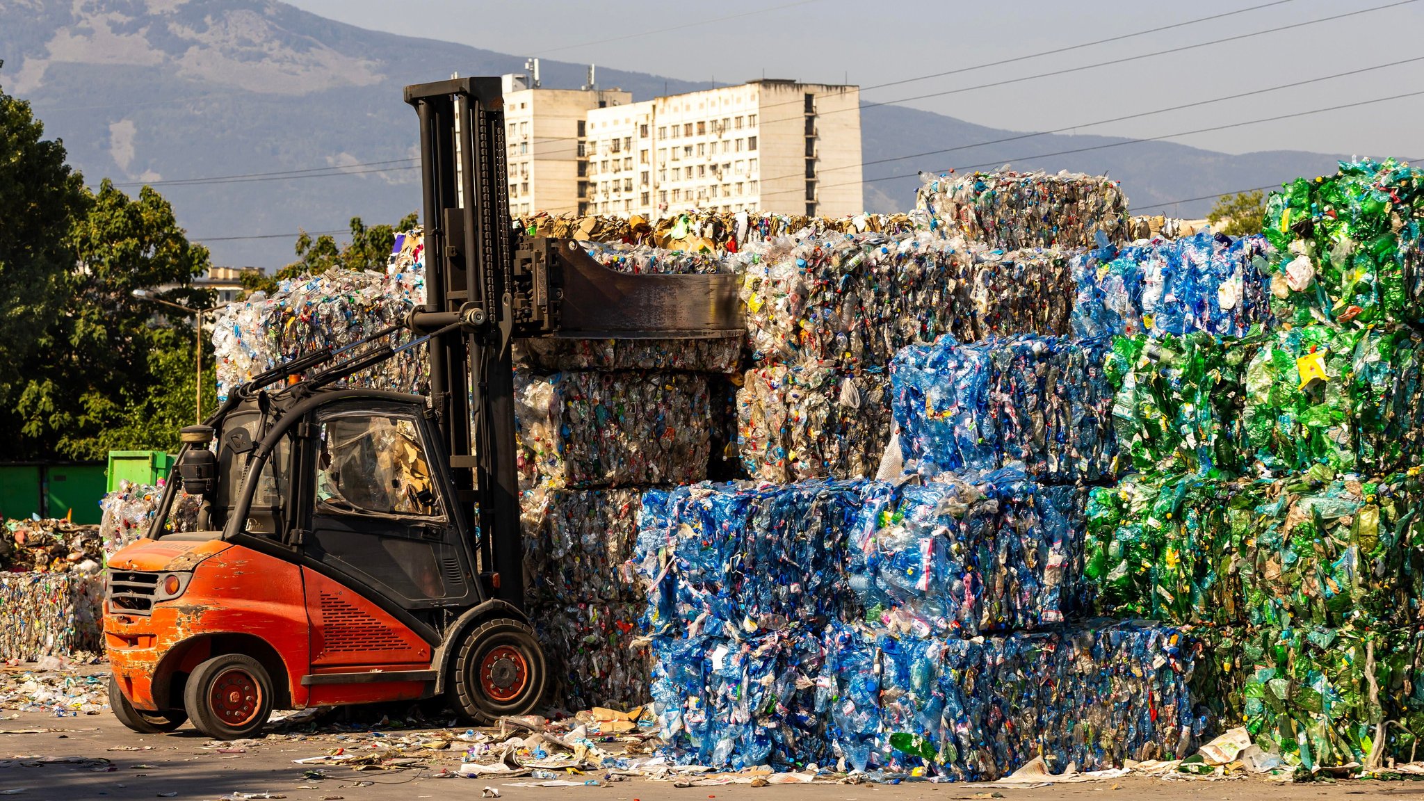 Eine Sortier- und Recyclinganlage | Bild: picture alliance / Zoonar | Cylonphoto Eine Sortier- und Recyclinganlage