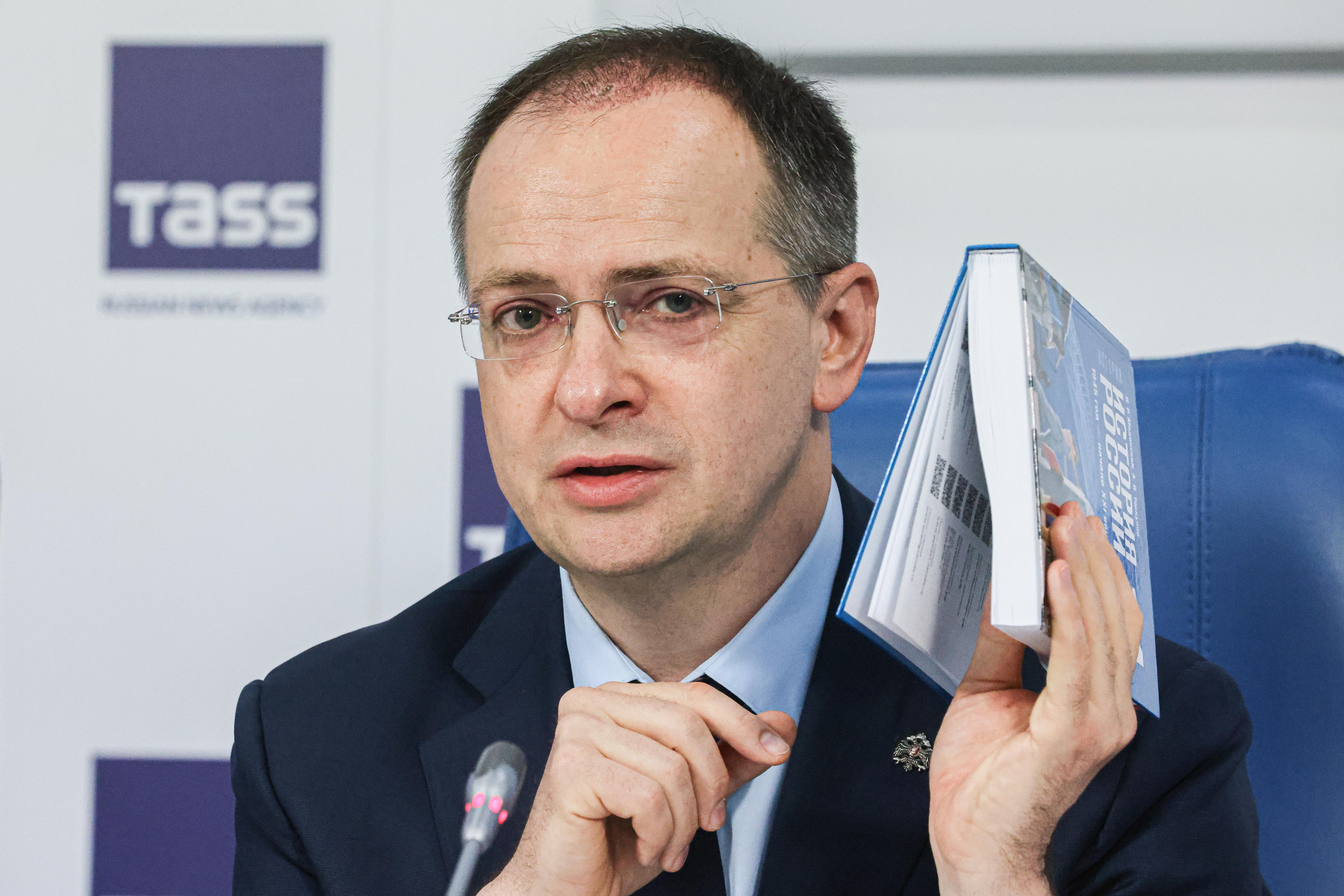 Der Kreml-Berater auf einer Pressekonferenz | Bild:Sergej Karpukin/Picture Alliance