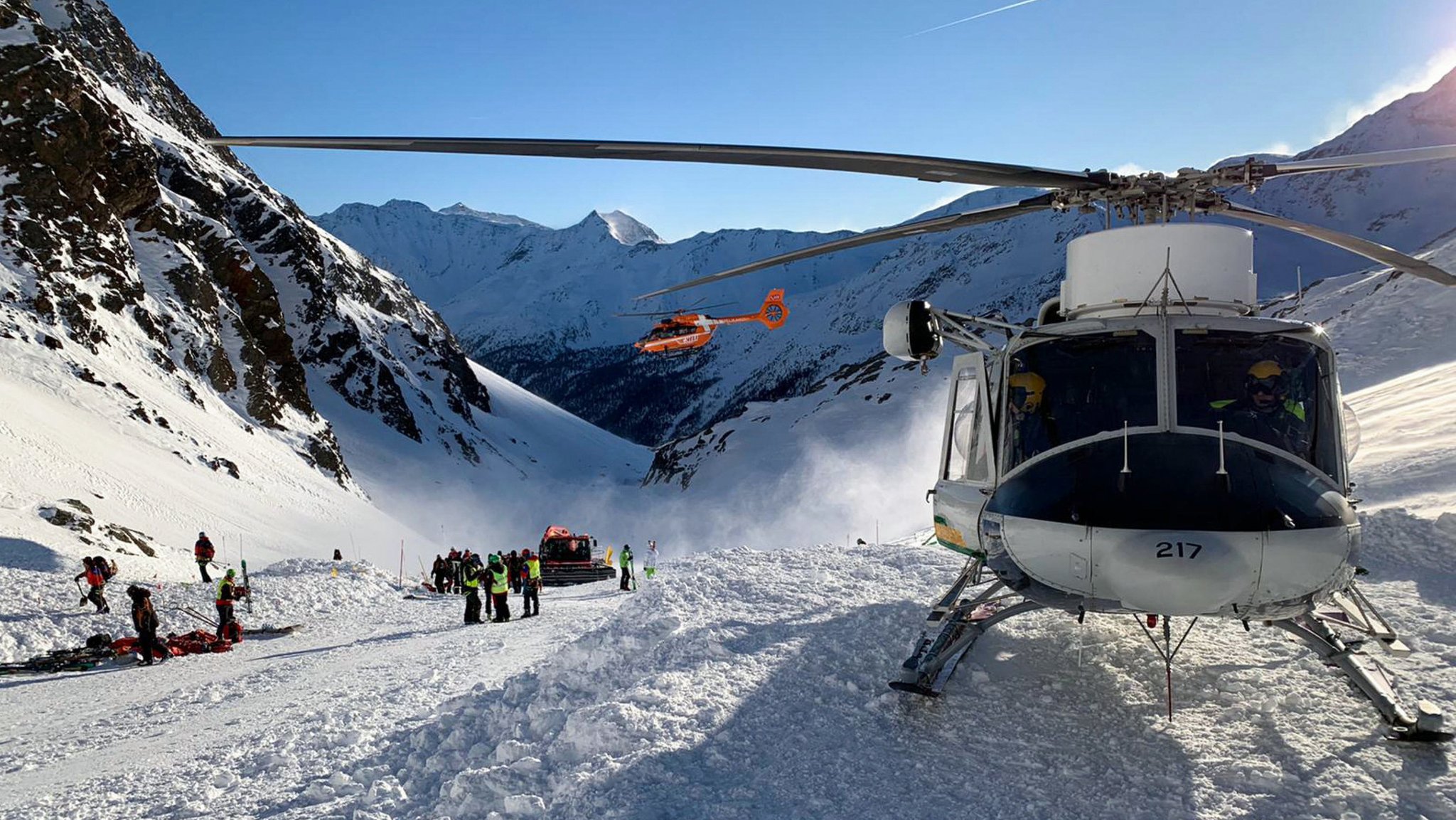 Archivbild: Italien, Schnaltal: Ein Helikopter ist während einer Suchaktion von Rettungskräften nach einer Lawine auf einer Skipiste gelandet.