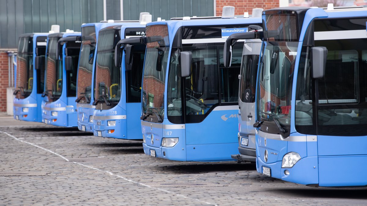 Busse der Münchner Verkehrsgesellschaft MVG stehen auf dem Gelände des MVG Busbetriebshof West.