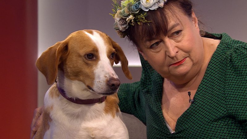 Sie ist herb. Sie ist derb. Doch dabei ist sie witzig, spritzig, voller Humor und eine begnadete Musikerin und Kabarettistin. Lizzy Aumeier. | Bild: BR Sie ist herb. Sie ist derb. Doch dabei ist sie witzig, spritzig, voller Humor und eine begnadete Musikerin und Kabarettistin. Lizzy Aumeier.