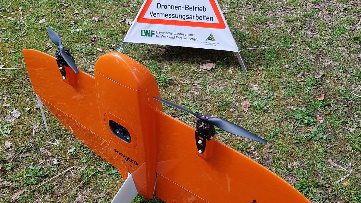 Hinweisschild auf Drohnenflüge im Nürnberger Reichswald