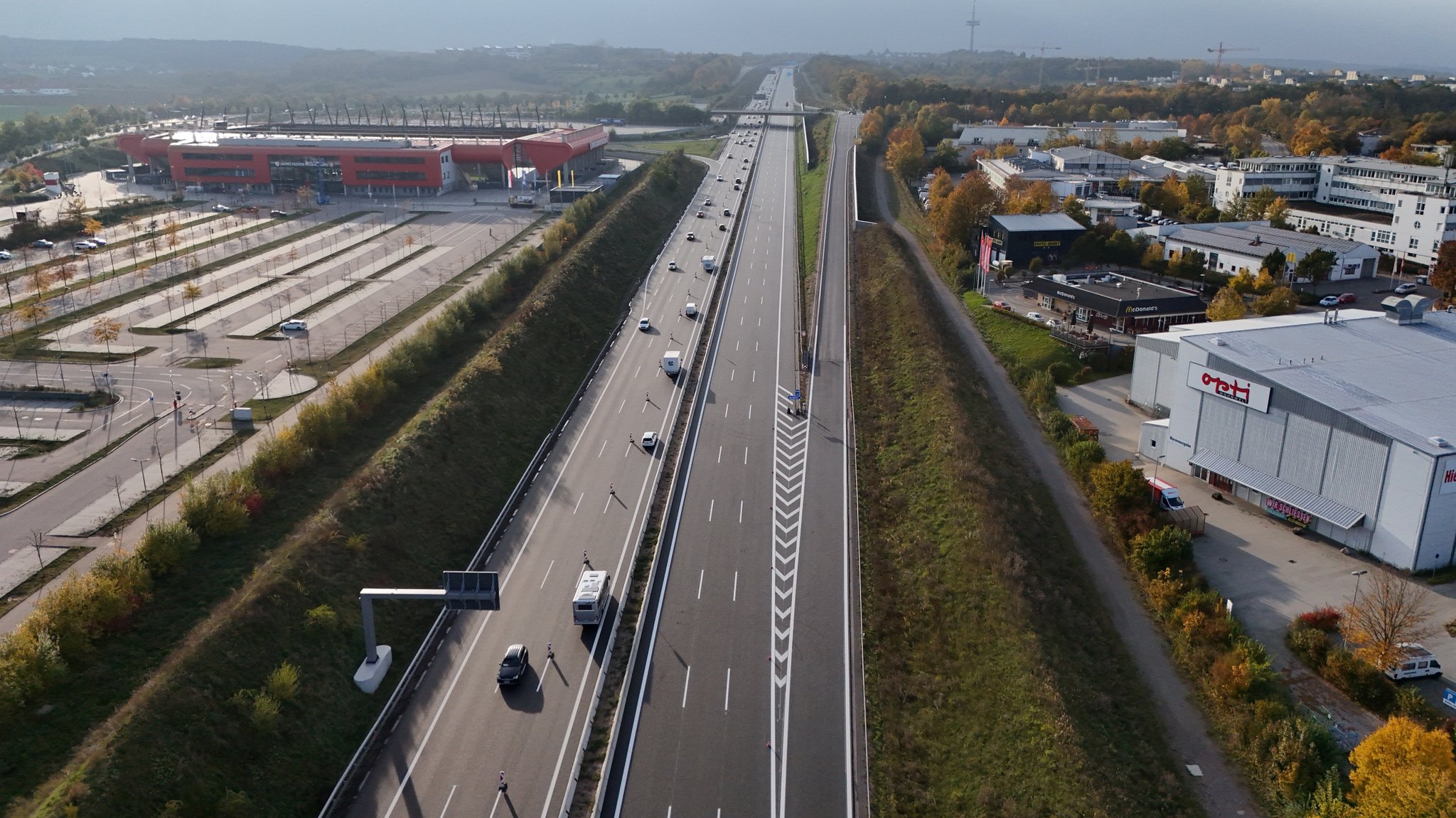 Der sechsstreifige Ausbau der A3 zwischen dem Autobahnkreuz Regensburg und der Anschlussstelle Rosenhof ist fertig.