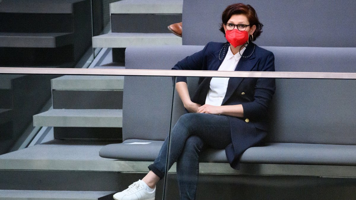 Die Publizistin Ferda Ataman sitzt vor der Wahl der Unabhängigen Bundesbeauftragten für Antidiskriminierung in der Plenarsitzung im Deutschen Bundestag auf der Besucher-Tribüne.