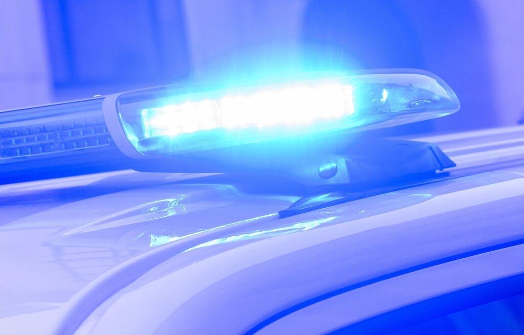 Ein Blaulicht leuchtet auf einem Einsatzfahrzeug der Polizei. 