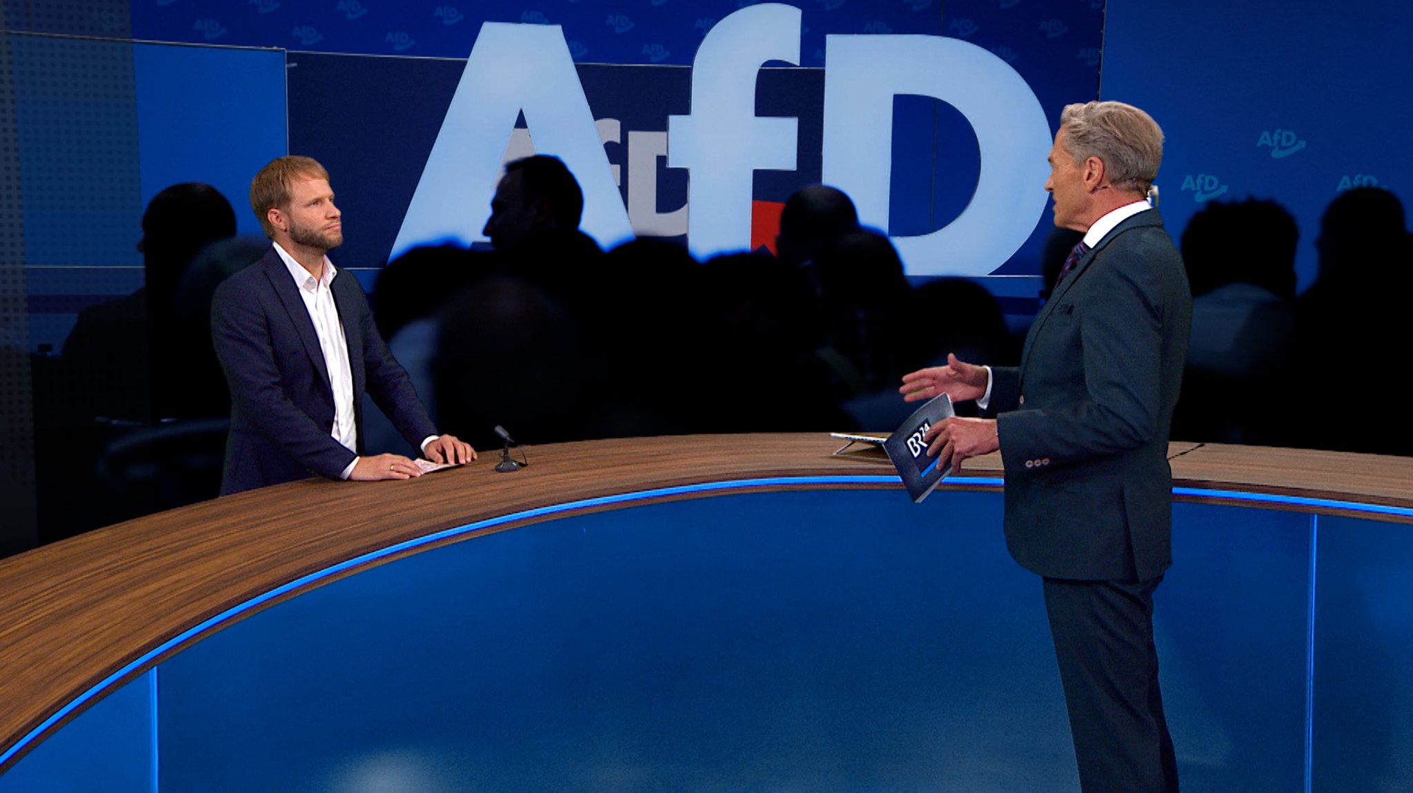 BR-Reporter Johannes Reichert im Gespräch mit Moderator Stefan Scheider.