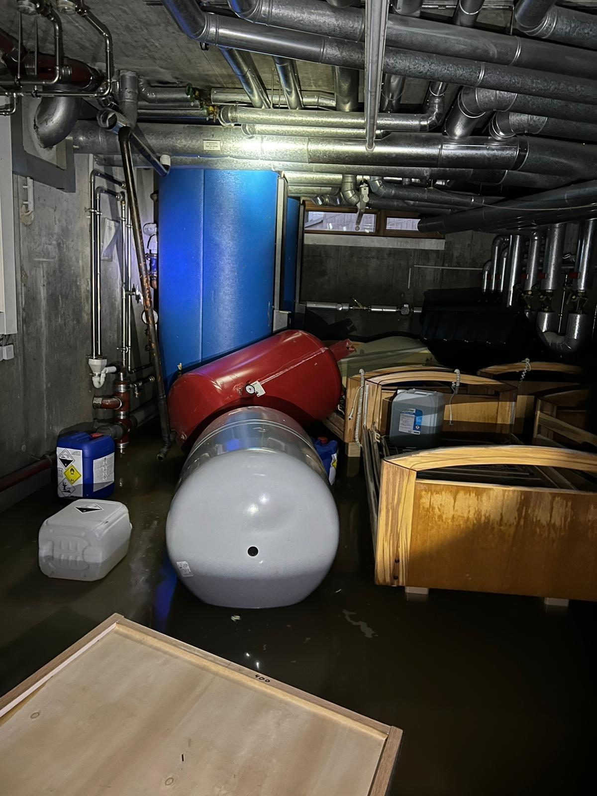 Mit Wasser vollgelaufener Keller. 