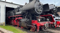 Die historische Dampflokomotive aus der Serie "Babylon Berlin" steht auf einem Gleis des Museums in Nördlingen. | Bild:Tobias Hildebrandt / BR