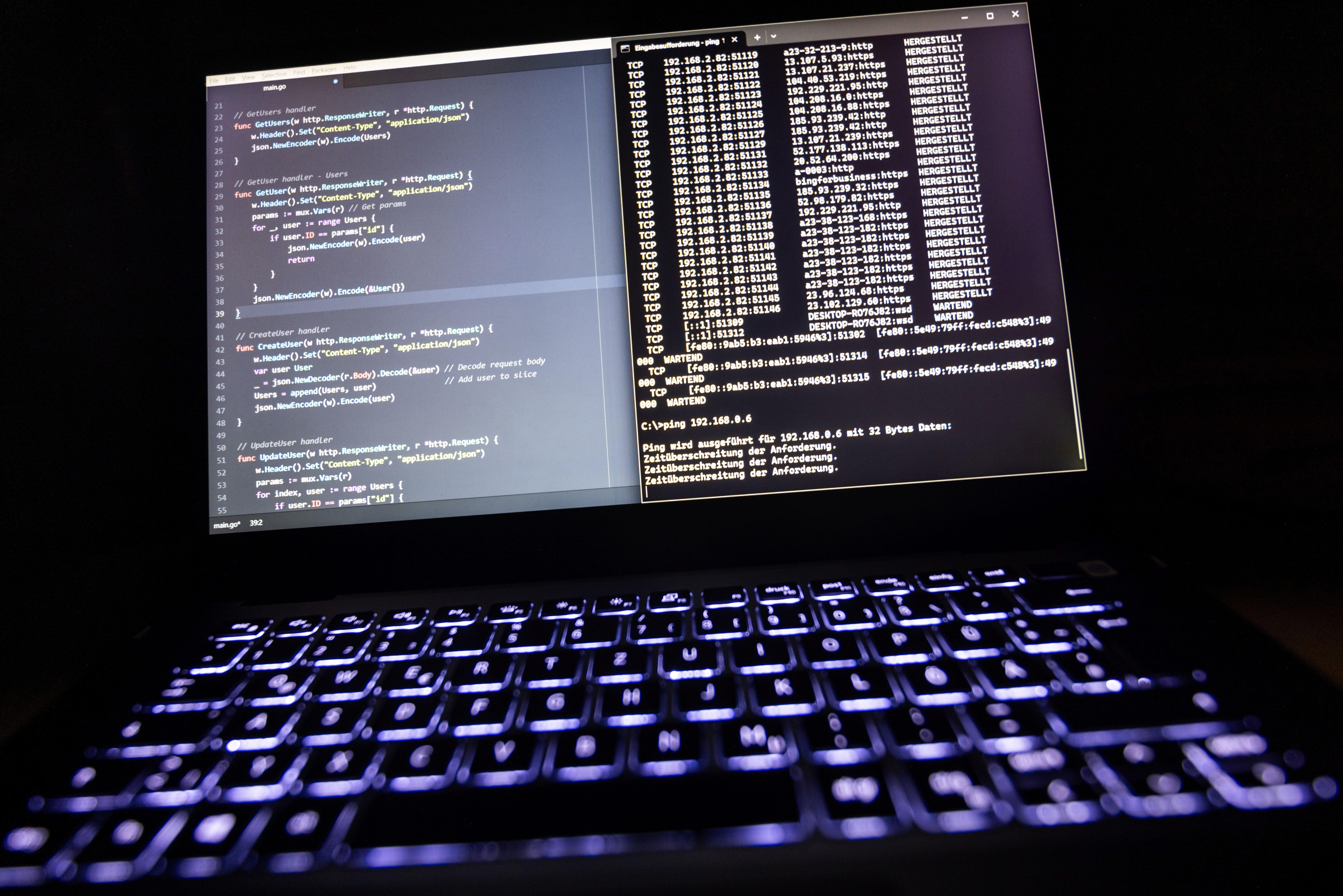 Symbolbild: aufgeklappter Laptop im Dunkeln