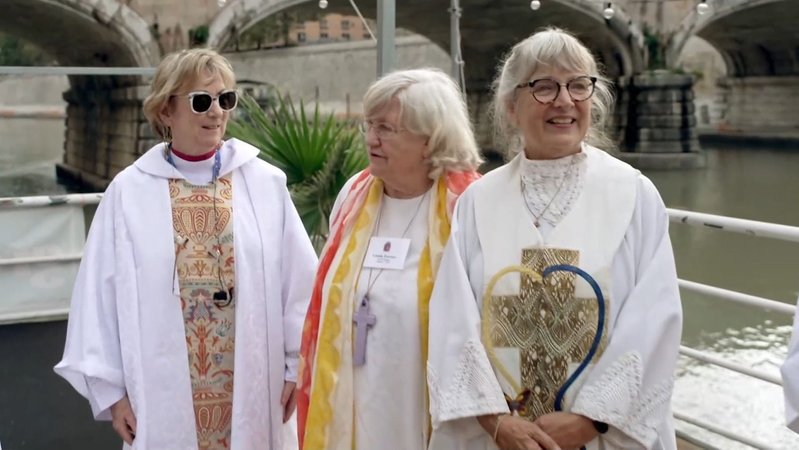 Vom Vatikan nicht anerkannt: Priesterinnen bei einer Weihe auf dem Tiber in Rom. | Bild: BR Vom Vatikan nicht anerkannt: Priesterinnen bei einer Weihe auf dem Tiber in Rom.
