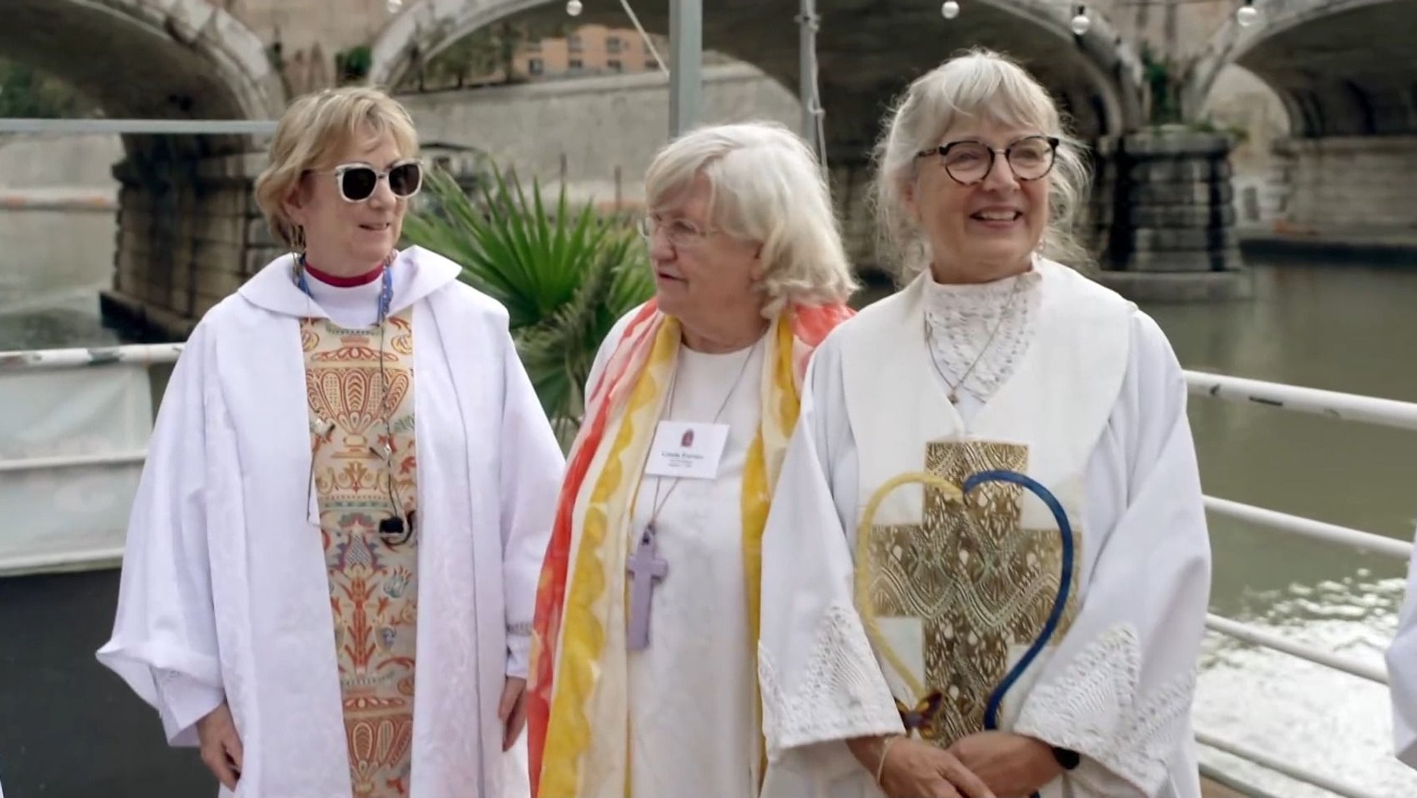 Vom Vatikan nicht anerkannt: Priesterinnen bei einer Weihe auf dem Tiber in Rom. 