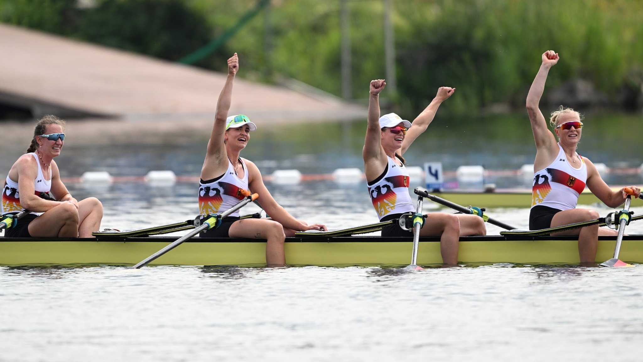 Deutschlands Doppelvierer Maren Wölz, Tabea Schendekehl, Leonie Menzel, Pia Greiten jubeln im Ziel über Bronze.