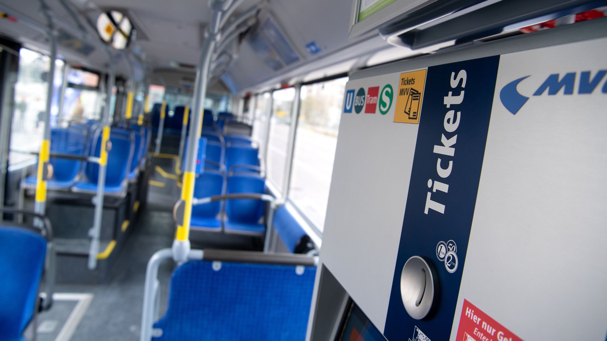 Ein Ticketautomat in einem Bus der Münchner Verkehrsgesellschaft (Symbolbild)