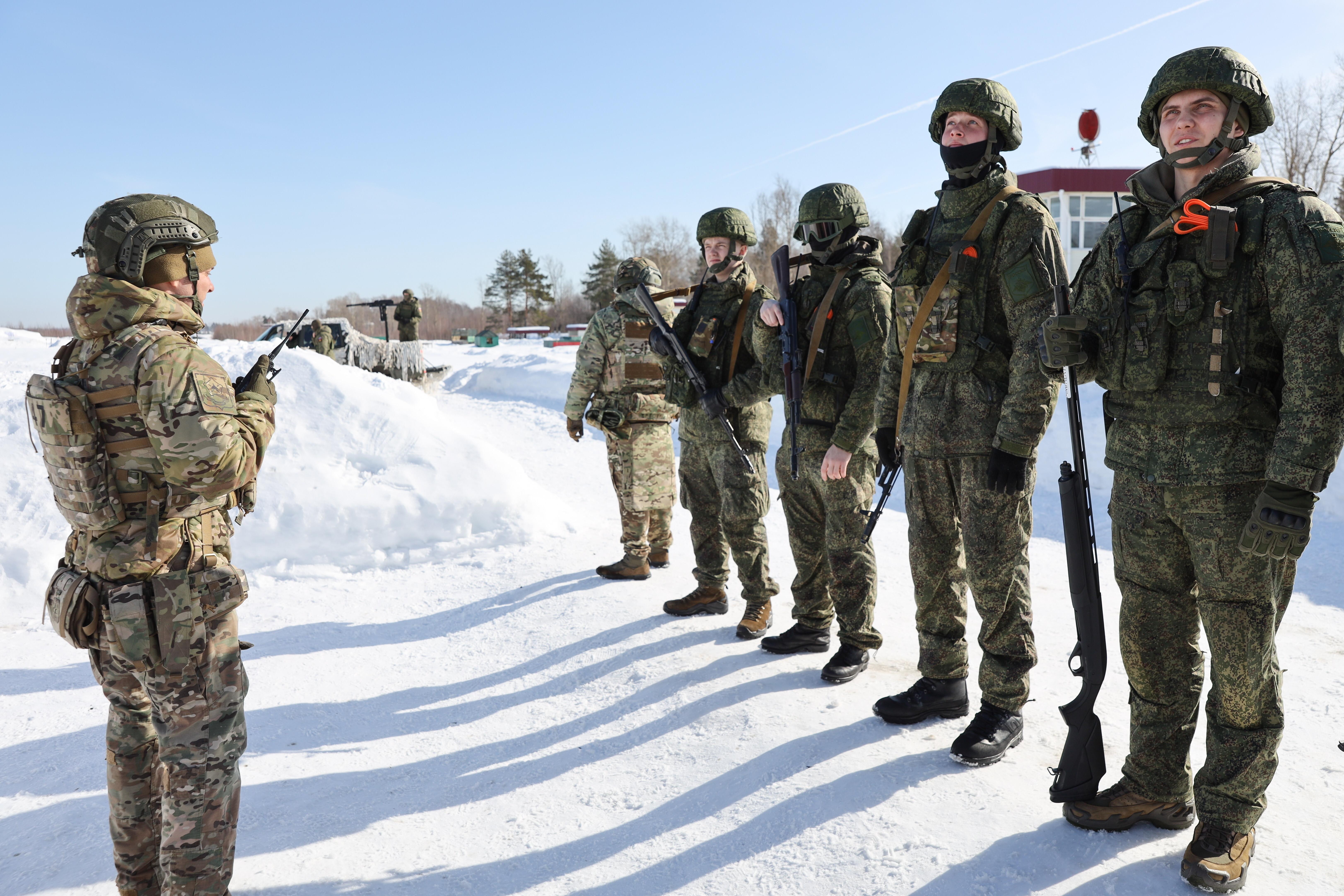 Soldaten stehen im Schnee in Reih und Glied