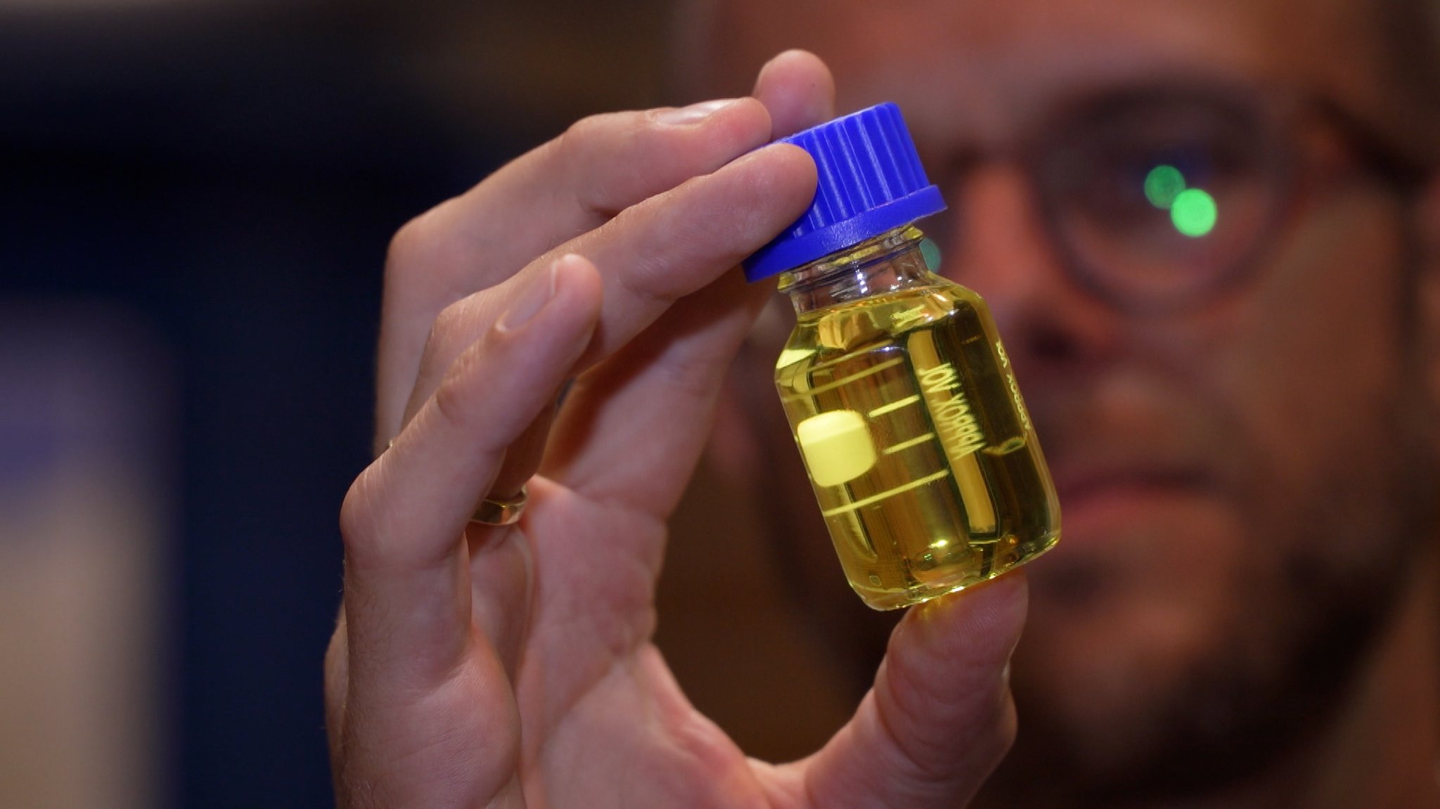 Hochschulprofessor Markus Zink betrachtet sich ein Fläschchen mit Isolierflüssigkeit auf Rapsölbasis | Bild: Ralph Wege Hochschulprofessor Markus Zink betrachtet sich ein Fläschchen mit Isolierflüssigkeit auf Rapsölbasis