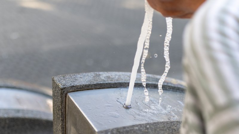 Symbolbild: Trinkbrunnen im Sommer | Bild: picture alliance/dpa | Daniel Karmann Symbolbild: Trinkbrunnen im Sommer