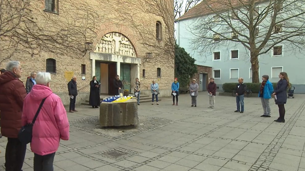 Beten für den Frieden vor der Himmelfahrtskirche in München Sendling 