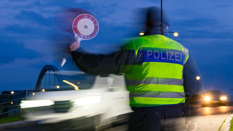 Symbolbild: Grenzkontrolle | Bild: dpa-Bildfunk/Patrick Pleul Symbolbild: Grenzkontrolle