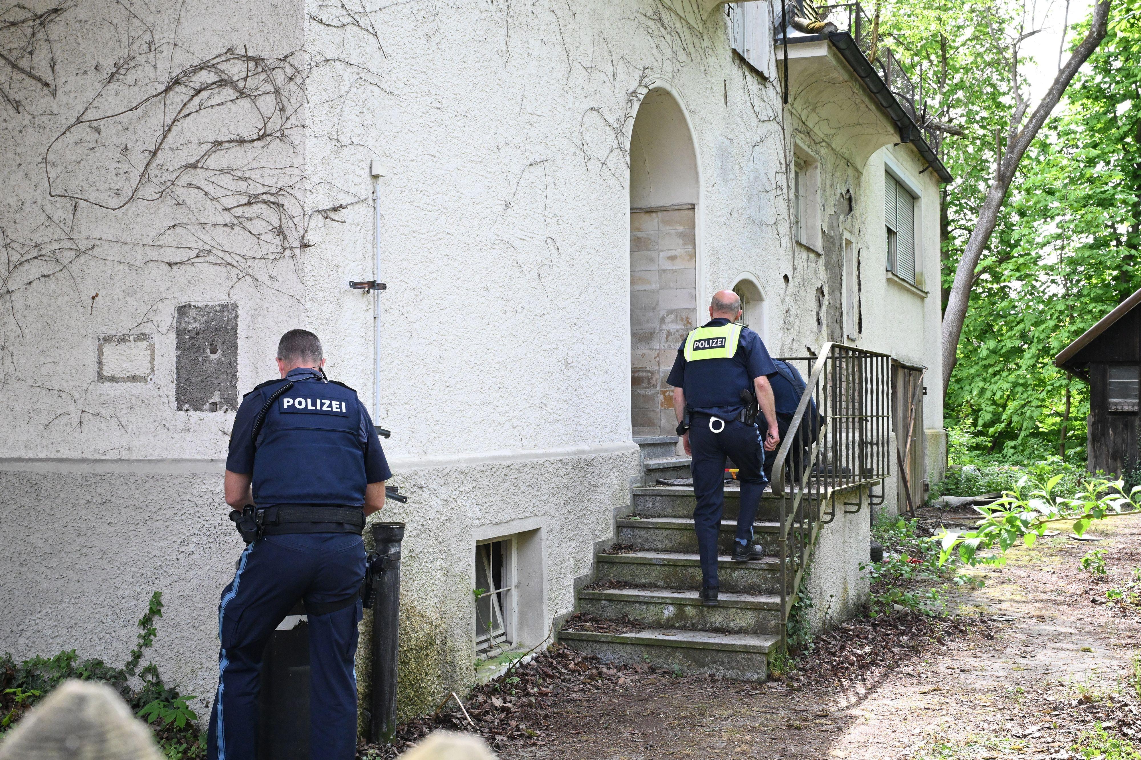 Polizisten suchen im Allgäu nach einem Jugendlichen - und finden eine Leiche.