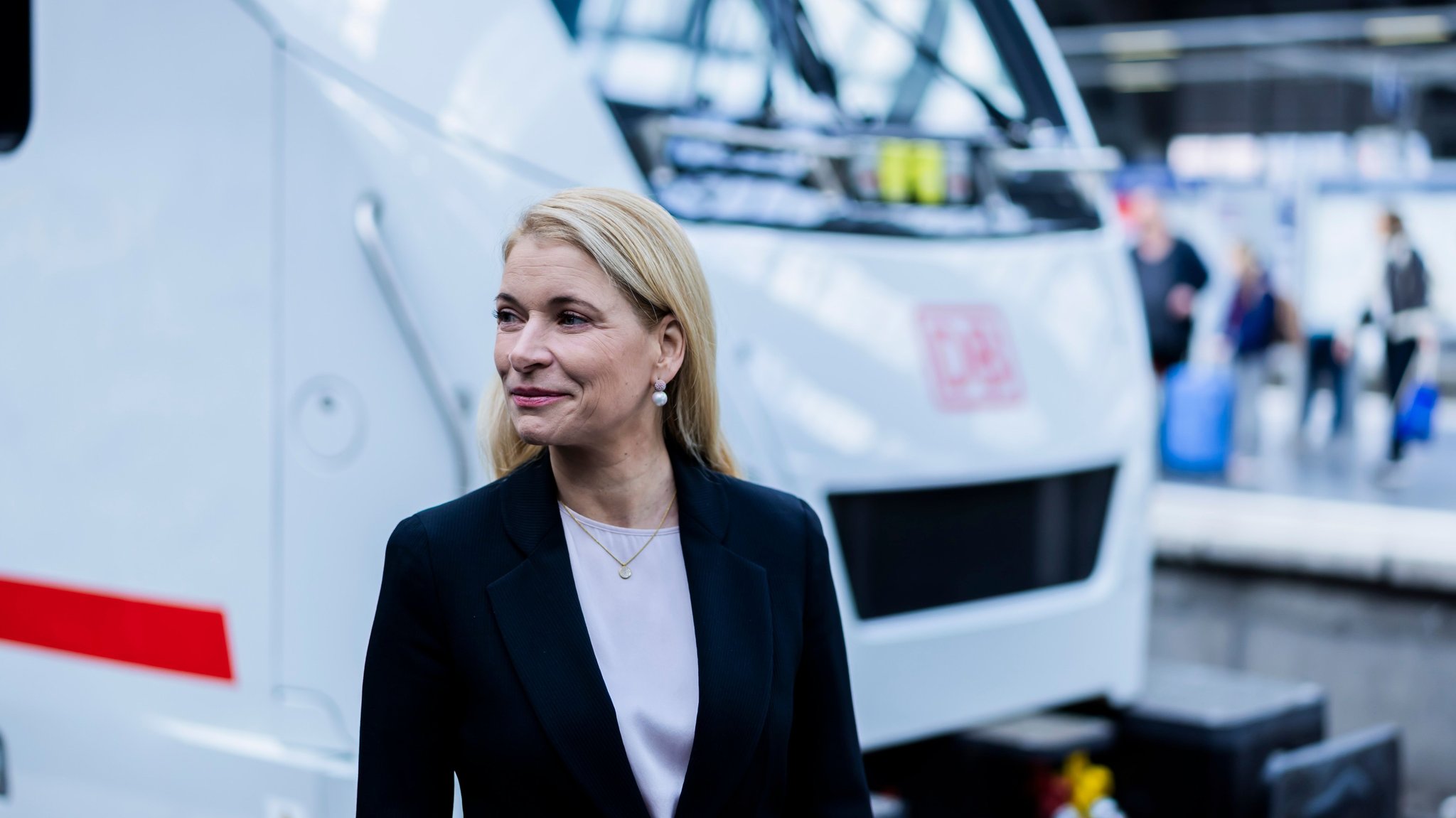 Evelyn Palla, Vorstandsvorsitzende der DB, steht vor dem neuen ICE L der Deutschen Bahn am Berliner Ostbahnhof.