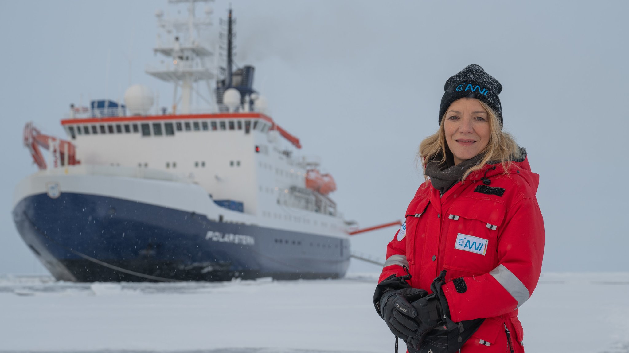 Antje Boetius, Direktorin des Alfred-Wegener-Instituts Bremerhaven, steht neben dem Eisbrecher "Polarstern".