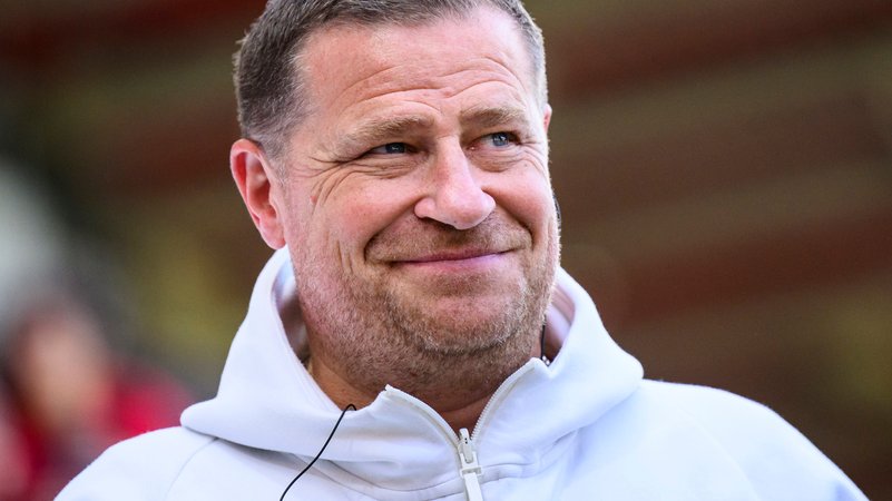 ARCHIV - 19.04.2025, Baden-Württemberg, Heidenheim: Fußball: Bundesliga, 1. FC Heidenheim - Bayern München, 30. Spieltag, Voith-Arena. Münchens Sportvorstand Max Eberl steht vor dem Spiel im Stadion. (zu dpa: «Bayern sagen Meisterreise nach Ibiza ab: «Gehört sich nicht»») Foto: Tom Weller/dpa +++ dpa-Bildfunk +++ | Bild: dpa-Bildfunk/Tom Weller ARCHIV - 19.04.2025, Baden-Württemberg, Heidenheim: Fußball: Bundesliga, 1. FC Heidenheim - Bayern München, 30. Spieltag, Voith-Arena. Münchens Sportvorstand Max Eberl steht vor dem Spiel im Stadion. (zu dpa: «Bayern sagen Meisterreise nach Ibiza ab: «Gehört sich nicht»») Foto: Tom Weller/dpa +++ dpa-Bildfunk +++