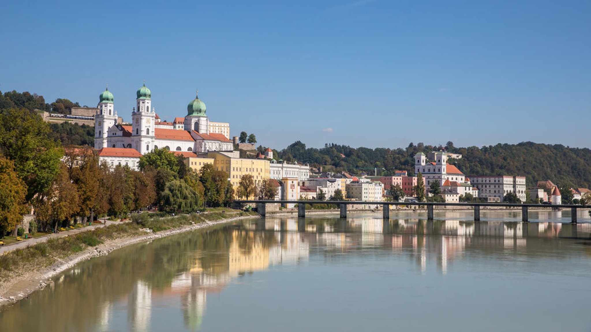 Stadtansicht von Passau mit Inn und Stephansdom (Archivbild).