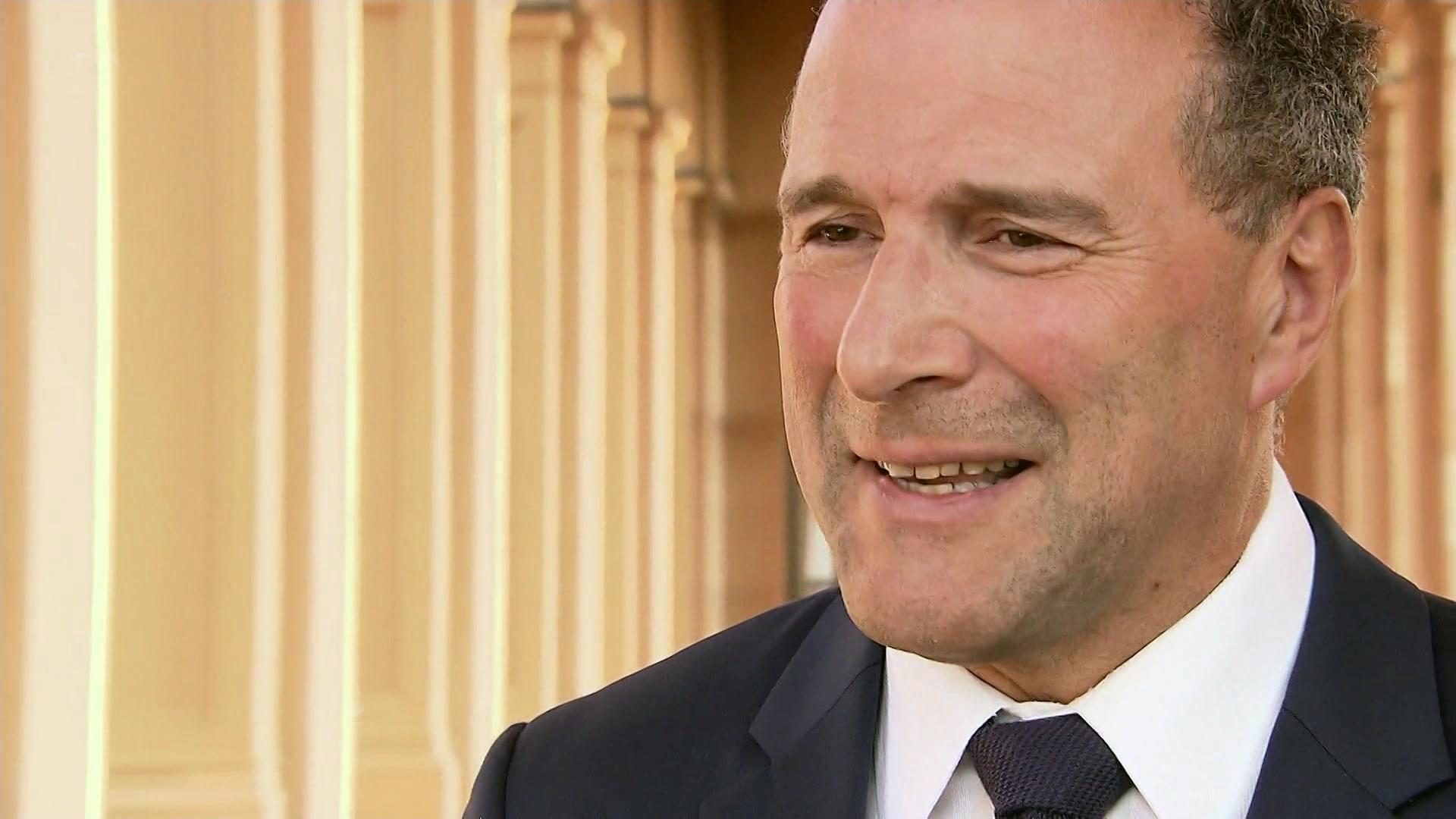 An der Seite von Spitzenkandidat Hubert Aiwanger kämpft jetzt der schwäbische Fernsehrichter Alexander Hold um den Einzug in den Landtag.