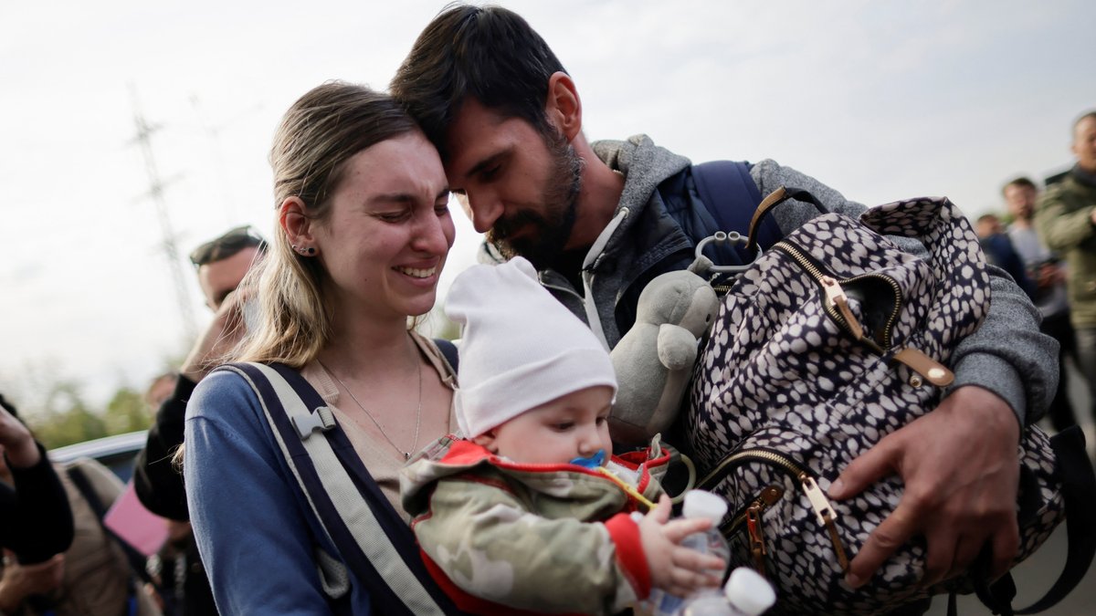 Ukrainische Familie nach der Rettung aus Mariupol