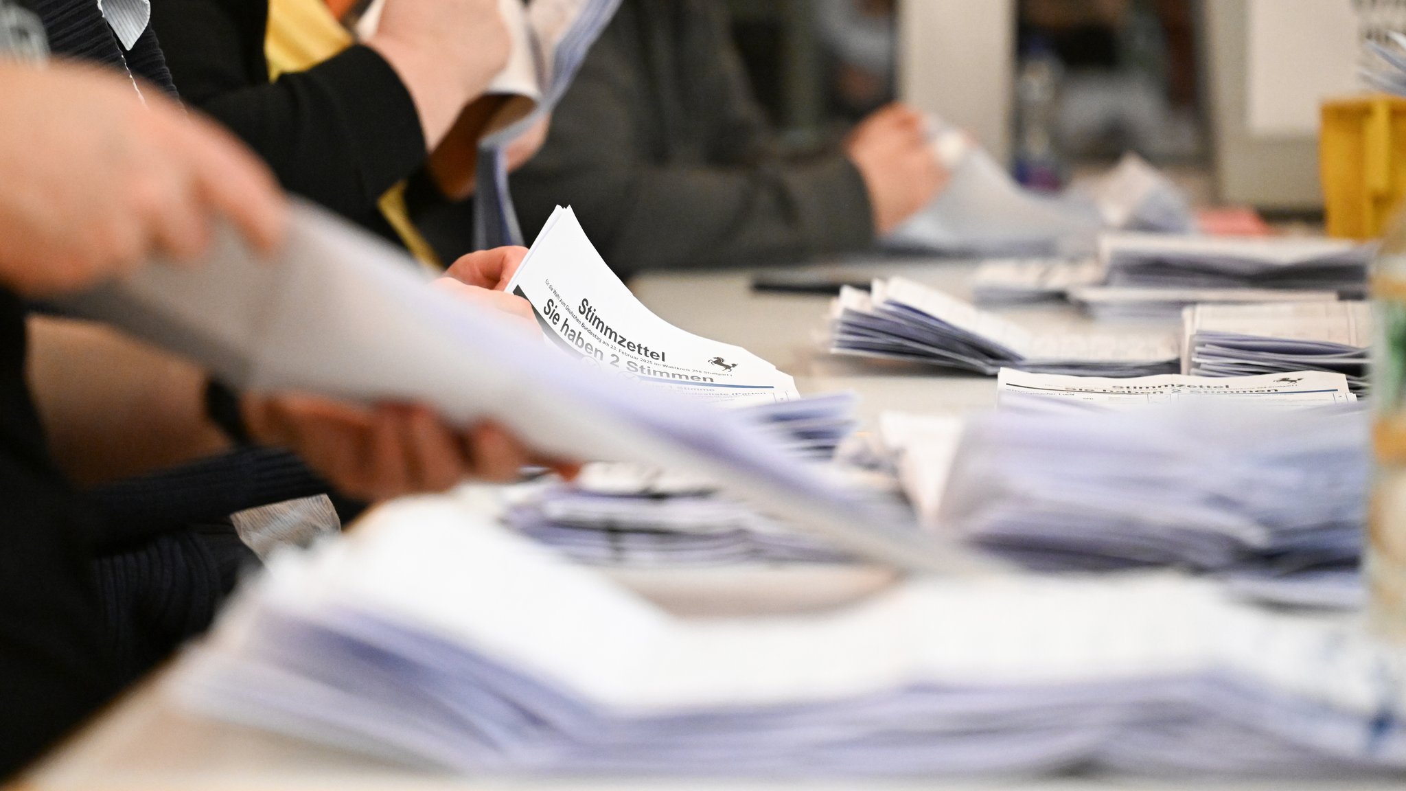 Stimmzettel der Briefwahl für die Bundestagswahl 2025 werden ausgezählt (Symbolbild) | Bild: pa/dpa/Bernd Weißbrod Stimmzettel der Briefwahl für die Bundestagswahl 2025 werden ausgezählt (Symbolbild)